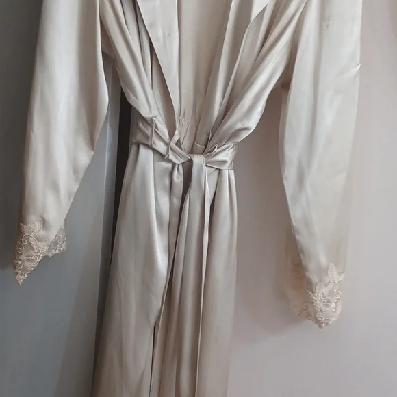 Jaclyn Smith Robe - Picture 2 of 8